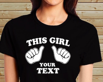 Camisa de parodia personalizada personalizada - This Girl Loves - Her Hustband - Her Boyfriend - Her School - Your City - Your State - Your Team
