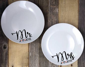 Mr and Mrs, Cake Cutting Dish, Wedding Dessert Plate, Wedding Plate Set, Dessert Plate, Wedding Gift, Personalized Wedding Cake Plates