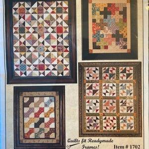Pode incluir: Imagem de um produto com quatro colchas emolduradas com vários designs de patchwork. As colchas estão em molduras de madeira, mostrando diferentes padrões e cores. O texto na parte superior diz "Fit to Frame: Set Two".