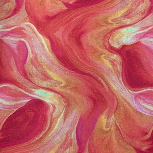 Puede incluir: Tela con patrón de remolino abstracto en tonos de rojo, naranja y dorado. La tela tiene un aspecto marmoleado, similar al líquido.