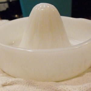 68764’ NO No chips Sunkist white milk glass Manual juicer from 1960 Mint condition dings etc PAT 68764’ NO No chips Sunkist white milk glass Manual juicer from 1960 Mint condition dings etc PAT