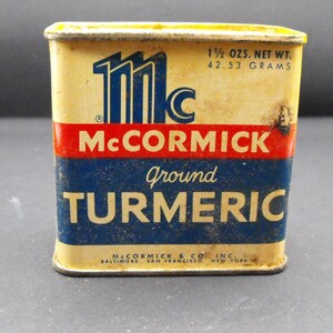 Può includere: Una scatola di spezie vintage in metallo per curcuma macinata McCormick. La scatola è gialla con lettere rosse, blu e bianche. Riporta "1 1/2 OZS. NET WT. 42.53 GRAMS", "McCormick", "Curcuma macinata" e "McCormick & Co. INC. BALTIMORE SAN FRANCISCO NEW YORK".