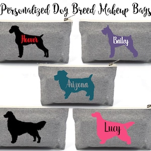 Puede incluir: Cinco bolsas de maquillaje grises con cremallera y diferentes siluetas de razas de perros y nombres. Las bolsas están alineadas en una fila. Los nombres en las bolsas son Hoover, Bailey, Arizona, Lucy y una quinta bolsa con un nombre ilegible.