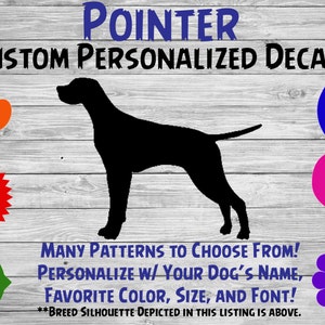 Puede incluir: Una silueta negra de un perro Pointer con el texto "POINTER CUSTOM PERSONALIZED DECALS" encima. La imagen muestra varios ejemplos de calcomanías de perros personalizadas con diferentes formas, colores y nombres. El texto "MANY PATTERNS TO CHOOSE FROM! PERSONALIZE W/ YOUR DOG'S NAME, FAVORITE COLOR, SIZE, AND FONT!**BREED SILHOUETTE DEPICTED IN THIS LISTING IS ABOVE." está debajo de la silueta del perro.