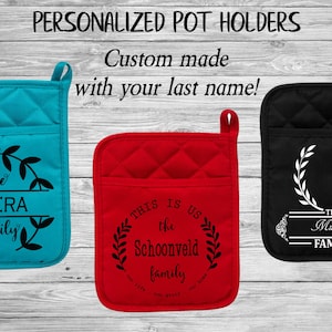 Può includere: Tre presine personalizzate con diversi cognomi e design. Le presine sono rosse, blu e nere. I design includono una ghirlanda con il cognome, una ghirlanda con il testo "Questa è la nostra famiglia, la famiglia [cognome]" e una ghirlanda con il testo "La famiglia [cognome]".