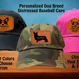 Könnte beinhalten: Drei abgenutzte Baseballkappen mit personalisierten Hunderassen-Patches. Die Kappen sind schwarz, Tarnmuster und pink. Die Patches zeigen einen Corgi, einen Dackel und einen Corgi. Die Patches tragen die Namen "Lucy", "Watson" und "Jack".