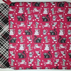 Puede incluir: Tela de cuadros rojos y negros con un panel de tela roja que presenta un patrón repetido de gatos grises y negros con corazones blancos.