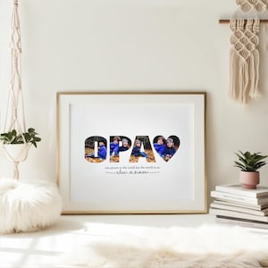 Puede incluir: Un marco dorado con la palabra "OPA" recortada, rellena con una foto familiar. Debajo, la frase "one person to the world but the world to us" y los nombres "alex & simon".