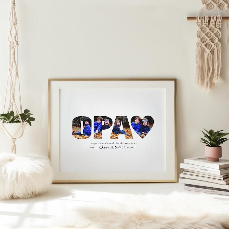 Puede incluir: Un marco dorado con la palabra "OPA" recortada, rellena con una foto familiar. Debajo, la frase "one person to the world but the world to us" y los nombres "alex & simon".