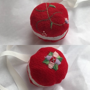 Zrób to sam: zrób własną haftowaną wełnianą wiszącą poduszkę na szpilki w stylu XVIII wieku