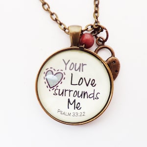 Tu amor me rodea // Collar o llavero, regalo cristiano, versículo bíblico, amor, hermana, colgante, joyería, escritura, preocupación, mejórate