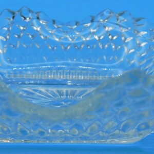 Puede incluir: Un plato de vidrio transparente con un patr&oacute;n texturizado en forma de diamante. El plato est&aacute; vac&iacute;o y tiene una forma ligeramente curvada.