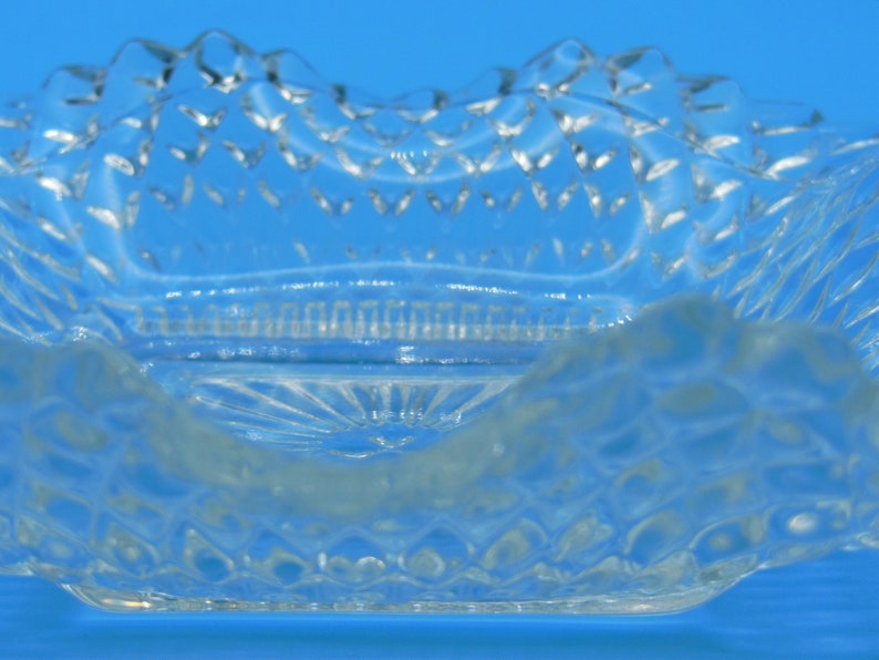 Puede incluir: Un plato de vidrio transparente con un patr&oacute;n texturizado en forma de diamante. El plato est&aacute; vac&iacute;o y tiene una forma ligeramente curvada.