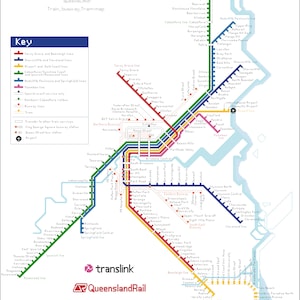Peut inclure: Une carte colorée de Brisbane, en Australie, montrant les lignes de train, de bus et de tramway. La carte est intitulée "Brisbane Rail Map" et comprend le texte "translink" et "Queensland Rail".