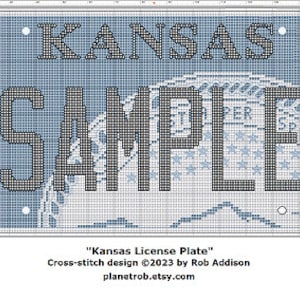 Puede incluir: Un patrón de punto de cruz para una placa de matrícula de Kansas con la palabra "SAMPLE" en letras negras sobre un fondo azul.