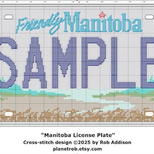 Puede incluir: Diseño de punto de cruz de una placa de matrícula de Manitoba con las palabras "Friendly Manitoba" y "SAMPLE" en azul. El diseño incluye una silueta de bisonte y una escena de paisaje. El texto "Manitoba License Plate" está en la parte inferior.