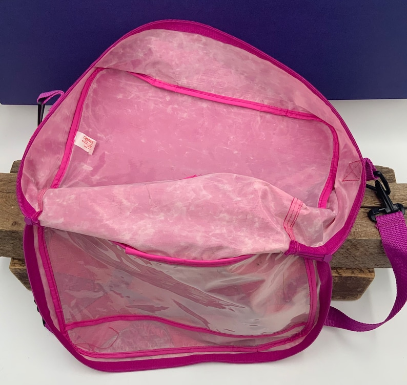 Minnie Mouse Travel Bag & Pin image 9