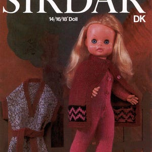 Könnte beinhalten: Eine Strickanleitung für ein Puppenoutfit. Die Anleitung ist für eine 35/40/45 cm Puppe und beinhaltet einen rosafarbenen Overall und eine grau-rosa Strickjacke mit Gürtel. Die Anleitung ist von Sirdar und für DK-Garn.