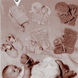 Puede incluir: Anuncio vintage de Bestway knitwear con patucos y mitones para bebés. La imagen muestra varios artículos de bebé de punto, incluyendo patucos, mitones y sombreros, junto con un bebé que lleva patucos y mitones. El texto dice "BOOTEES AND MITTS Birth to 12 months".