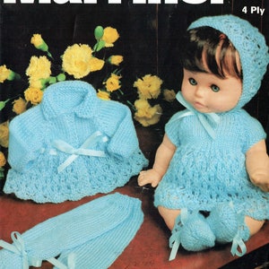 Puede incluir: Un conjunto de punto azul para muñeca con vestido, cárdigan, pantalones y botines. El conjunto está diseñado para una muñeca de 30-45,5 cm. El conjunto está hecho con hilo de 4 cabos.
