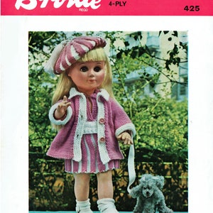Peut inclure: Patron de tricot pour une poupée, avec une robe à rayures roses et blanches et une veste assortie, un chapeau à rayures roses et blanches et un chien en tricot gris. Le patron est pour une poupée de 35 à 43 cm de haut. Le patron s'appelle "Brontë" et est un patron 4 fils. Le numéro du patron est 425.