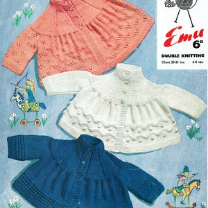 Puede incluir: Patrón de tejido vintage con tres cárdigans para bebé en rosa, blanco y azul marino. Los cárdigans tienen cierres de botón y detalles decorativos. El patrón incluye medidas de pecho de 51-53 cm y es para tejido doble.