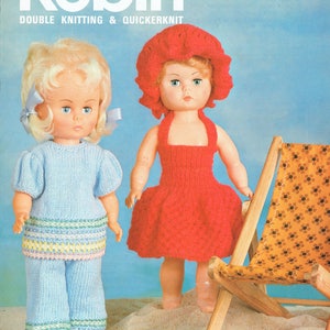 Puede incluir: Imagen de dos muñecas con trajes de punto, una en azul claro y otra en rojo. La imagen es de un libro de patrones de tejido vintage titulado "Robin". La portada también muestra el número 2718.