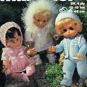 Puede incluir: Tres conjuntos de punto para muñecas, uno en rosa, uno en blanco y uno en azul. Los conjuntos son para muñecas de 30-46 cm y están hechos con hilo DK/4 cabos.