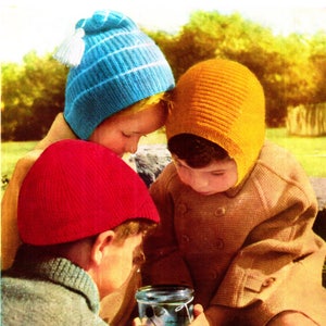Könnte beinhalten: Ein Vintage-Strickmuster für einen Helm, eine Kapuze und eine spitze Mütze für Kinder im Alter von 3 bis 6 Jahren. Das Muster ist in zwei Garnoptionen erhältlich: Ghillie Fingering oder Scotch Knitting 3-fädig. Das Muster umfasst drei verschiedene Designs.