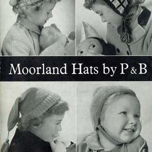 Puede incluir: Un folleto de patrones de tejido de punto vintage con cuatro niños que llevan diferentes estilos de gorros de punto. El folleto se titula "Moorland Hats by P & B Wools" e incluye el número de patrón "975-4".