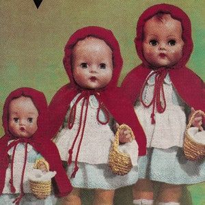 Op de afbeelding: Drie vintage poppen, ongeveer 25, 36 en 41 cm hoog, gekleed als Roodkapje. Elke pop draagt een rode capuchon, witte jurk en zwarte schoenen. Ze houden kleine rieten mandjes vast. De afbeelding komt van een Bestway Knitwear patroon.