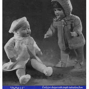 Può includere: Un libretto vintage di modelli di maglia per abiti di lana per bambole. La copertina presenta una foto in bianco e nero di due bambole che indossano cappelli, cappotti e stivaletti di lana. Il libretto è intitolato "DOLLS' WOOLLY OUTFITS" ed è di Bairnswear Knitting Wools.