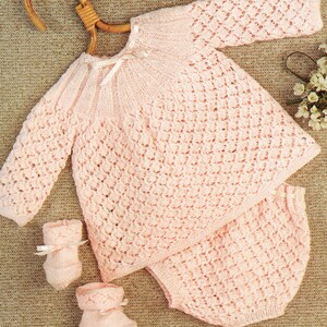 PDF Vintage babybreipatroon Emu 8666 engelenjurkje soakers broek slofjes kanten pilch babypop meisje