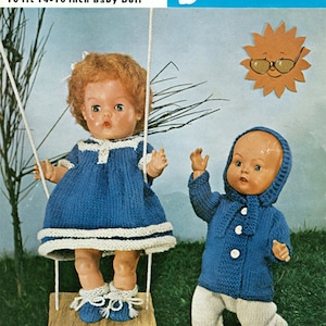 Puede incluir: Un patrón de tejido de punto para un vestido azul y una chaqueta azul a juego para una muñeca de 35-40 cm. El patrón se titula "Scotch or Bri-Nylon Double Knitting" y es el número 1579. El patrón es de la empresa "Bairnswear".