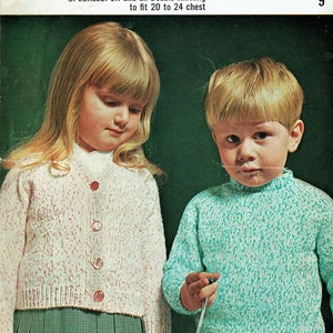 Könnte beinhalten: Eine Strickanleitung für eine Strickjacke und einen Pullover. Das Muster ist für Brustgrößen von 20 bis 24. Das Muster heißt "Robin" und die Nummer ist 1640. Das Muster ist für Specklespun-Garn und alle Doppelstrickarbeiten.