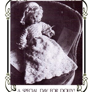 Puede incluir: Un vestido de muñeca de ganchillo con una capota de ganchillo blanca. La muñeca está sentada en una silla y sostiene un libro. El texto "A SPECIAL DAY FOR DOLLY!" está impreso debajo de la imagen.
