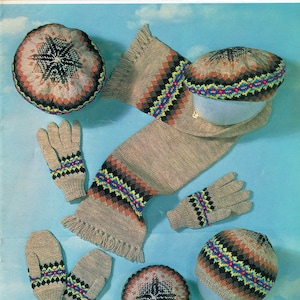 Puede incluir: Un patrón de tejido de punto para una bufanda, guantes, mitones, boina y gorro. El patrón se llama "Majestic 4 ply o Talisman 4 ply" y es de la serie Sunshine, número 255. El patrón es para edades de 2/4/6 años.