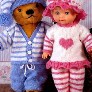 Puede incluir: Un cárdigan de punto a rayas azules y blancas y pantalones a juego para un oso de peluche, y un top y pantalones de punto a rayas rosas y blancas con un diseño de corazón rosa para una muñeca.