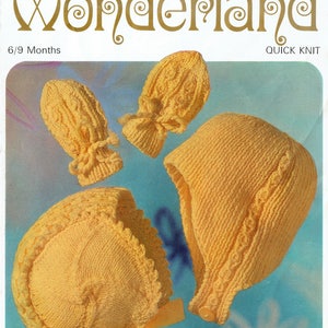 Könnte beinhalten: Ein gestricktes Baby-Set in Gelb, bestehend aus einer Mütze, zwei Fäustlingen und einer Kapuze. Das Set ist für Babys im Alter von 6-9 Monaten konzipiert. Das Wort "Wonderland" ist oben im Bild aufgedruckt.