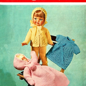 Puede incluir: Un folleto de patrones de tejido de punto con tres conjuntos de punto para muñecas. Los conjuntos son un cárdigan y pantalones amarillos, un vestido azul y un abrigo rosa. La portada del folleto presenta el texto "Bronte" y "Double Knitting 764".