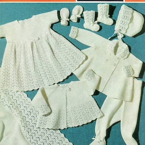 Puede incluir: Un conjunto de ropa de punto blanco para bebé con un vestido, un cárdigan, pantalones, botines, guantes y un gorro. El conjunto está hecho con lana para bebé sunshine, nylon para bebé y courtelle para bebé. El número de patrón es 298 y el precio es de 7 1/2 peniques.