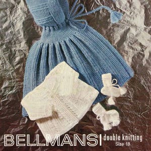 Puede incluir: Un patrón de tejido de punto para una capa con capucha, un cárdigan y botines para bebé. El patrón es de Bellmans double knitting y es para la talla 18.