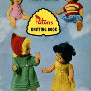 Könnte beinhalten: Ein Vintage-Strickbuchcover mit vier Puppen, die gestrickte Kleidung tragen. Das Buch trägt den Titel "Patons Knitting Book" und die Nummer "585-6" ist auf dem Cover aufgedruckt. Die Puppen tragen ein rosa Kleid, einen grünen Mantel, ein gelbes Kleid und ein gestreiftes Hemd mit blauer Hose.