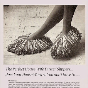 Op de afbeelding: Een zwart-witfoto van een paar pantoffels met franjes. De pantoffels zijn gemaakt van garen en hebben een pluche textuur. De tekst "The Perfect House-Wife 'Duster' Slippers... does Your House Work so You don't have to..." staat onder de afbeelding.