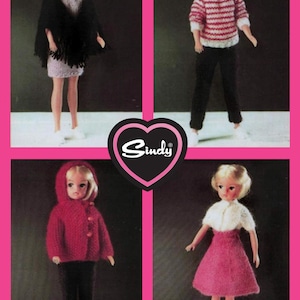 Puede incluir: Cuatro atuendos diferentes para una muñeca, cada uno con un estilo diferente. Los atuendos incluyen un poncho negro, un suéter a rayas, una chaqueta roja con capucha y un cárdigan blanco con una falda rosa. La muñeca no está incluida.