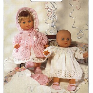 Könnte beinhalten: Strickmuster für Puppen und Frühchen. Das Muster enthält Anleitungen für einen rosa gestrickten Mantel mit Kapuze und ein weißes gestricktes Kleid. Das Muster stammt von Peter Gregory Warmth with Style.