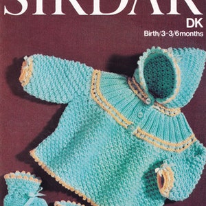 Puede incluir: Un conjunto de bebé tejido en color turquesa con detalles amarillos, que incluye una chaqueta con capucha, patucos y una pulsera a juego. El conjunto está diseñado para recién nacidos hasta 6 meses. También se ve el texto "SIRDAR" y "DK Birth/3-6 months".