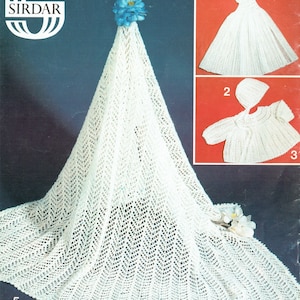 Puede incluir: Un patrón de ganchillo para una manta de bebé, un vestido y un gorro. El patrón es de la colección Co-ordinate de Sirdar, Snuggly 2ply. El número de patrón es 148.