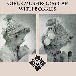 Puede incluir: Imagen en blanco y negro de un niño con un gorro de seta tejido con pompones. El gorro tiene un diseño texturizado y está adornado con pompones. El texto "GIRL'S MUSHROOM CAP WITH BOBBLES" está en la parte superior.