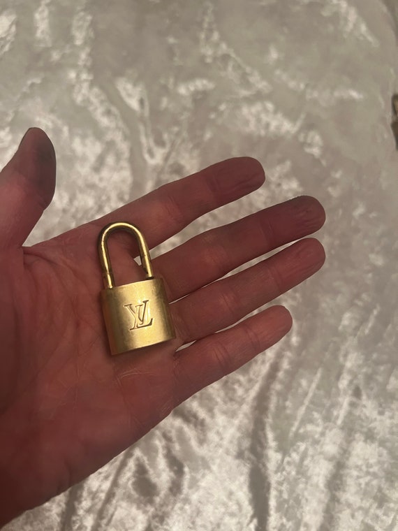 Louis Vuitton 18K rose gold Padlock ring AHC1349 – LuxuryPromise